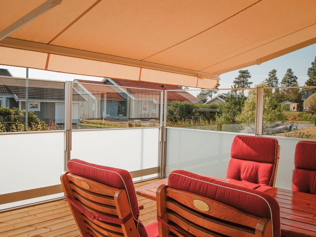 frostet glas som solafskærmning og vindskærm ved en lys terrasse.