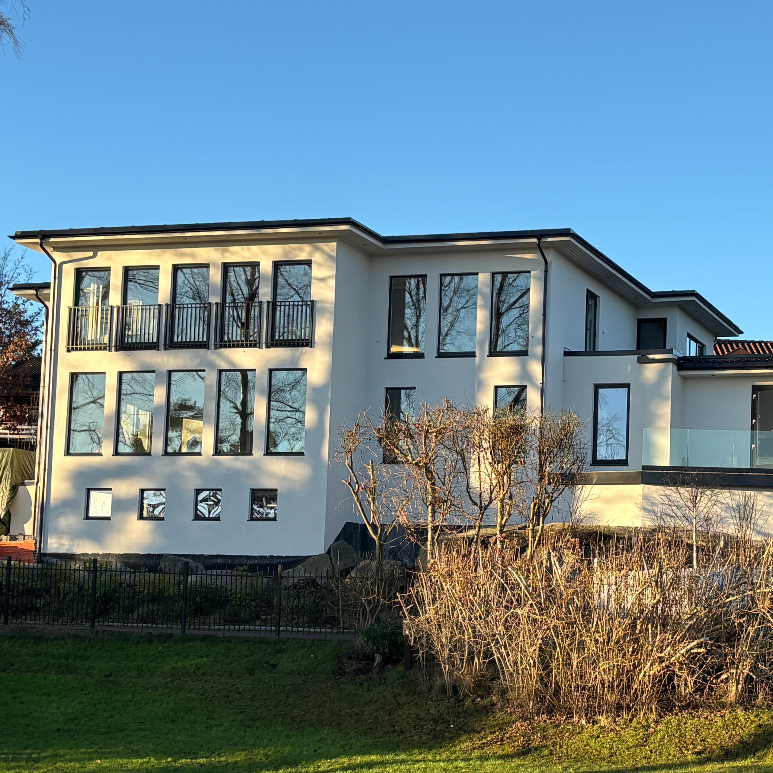 Sorte » franske altaner « i aluminium, der går igen på samme husfacade
