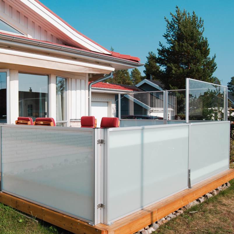 Glasbaseret afskærmning mod indkig med aluminiumsprofiler ved en terrasse.