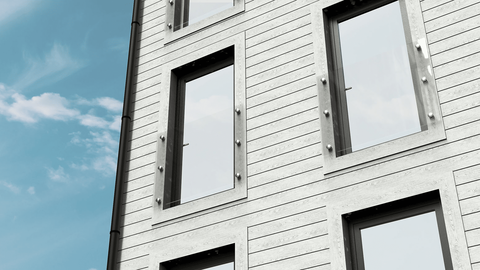 fransk altan med glasgelænder foran en dør, der går helt ned til gulvet, på en moderne facade